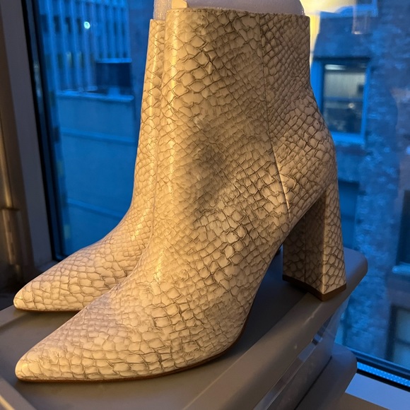 Steve Madden snake print booties - Picture 1 of 1